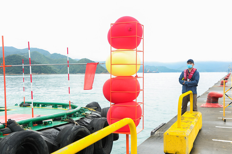 操作技能竞赛项目操纵拖轮回到码头泊位岸边扎气球2