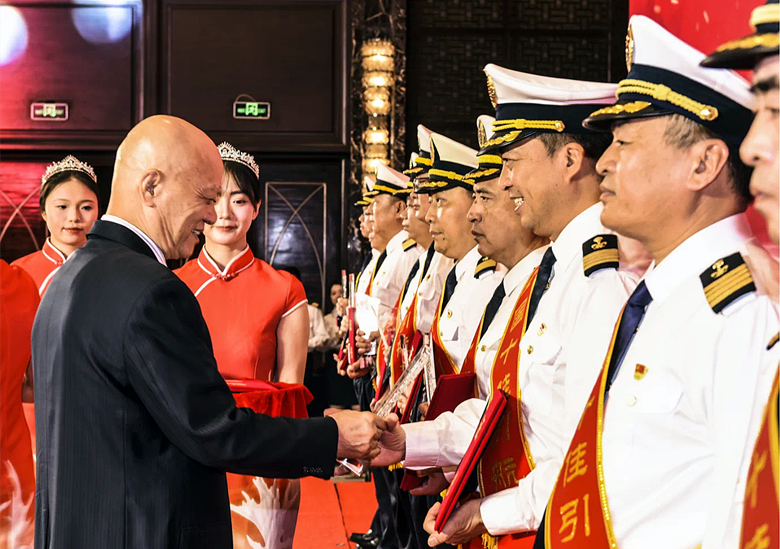深圳港引航员鲍文明获第四届全国十佳引航员称号